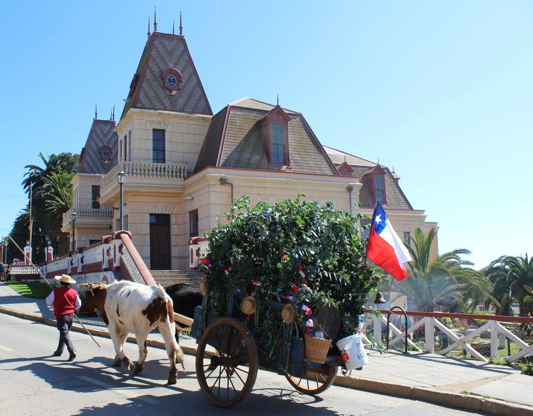 Una carreta adornada pasa frente al Centro Cultural Agustín Ross, monumento nacional. Foto: Municipio.