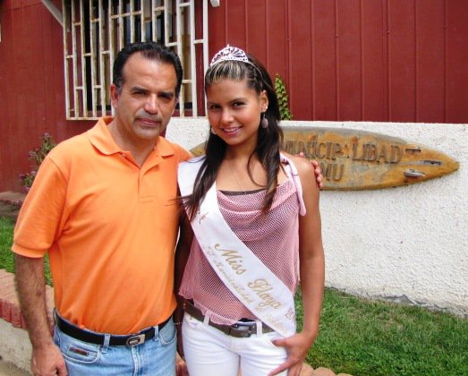 La flamante ganadora de Miss Playa Pichilemu 2011, Natalie Pavez Cerda, junto al alcalde Roberto Córdova.