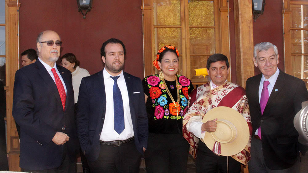 De izquierda a derecha: el embajador de México, Rubén Beltrán Guerrero; los gerentes de Red del Vino y Nexos, Rodrigo Valenzuela y Elida Márquez, respectivamente; el alcalde de Santa Cruz William Arévalo Cornejo; y el embajador de Argentina José Octavio Bordon.