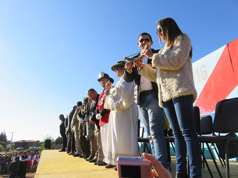 Las autoridades reciben el tradicional cacho de chicha, en Cardonal de Panilonco. Fotos: D. Grez.