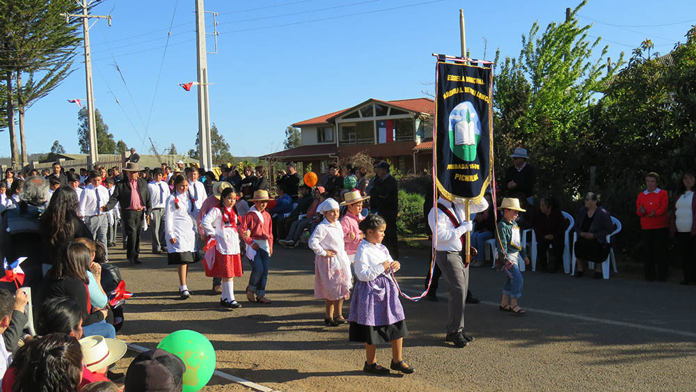 Niños de la Escuela Municipal de Cardonal de Panilonco desfilan, encabezados por los campeones comunales de cueca rural.