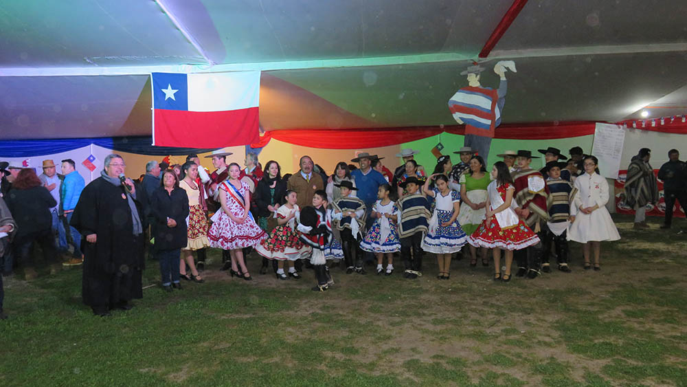Inauguración de la fonda Afírmese Pariente, en Pueblo de Viudas. Foto: D. Grez.