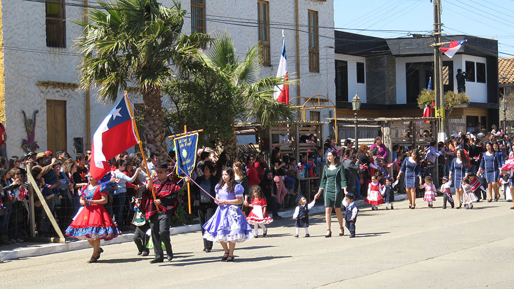 Niños de la Sala Cuna Rayito de Sol participan del desfile cívico de Pichilemu.