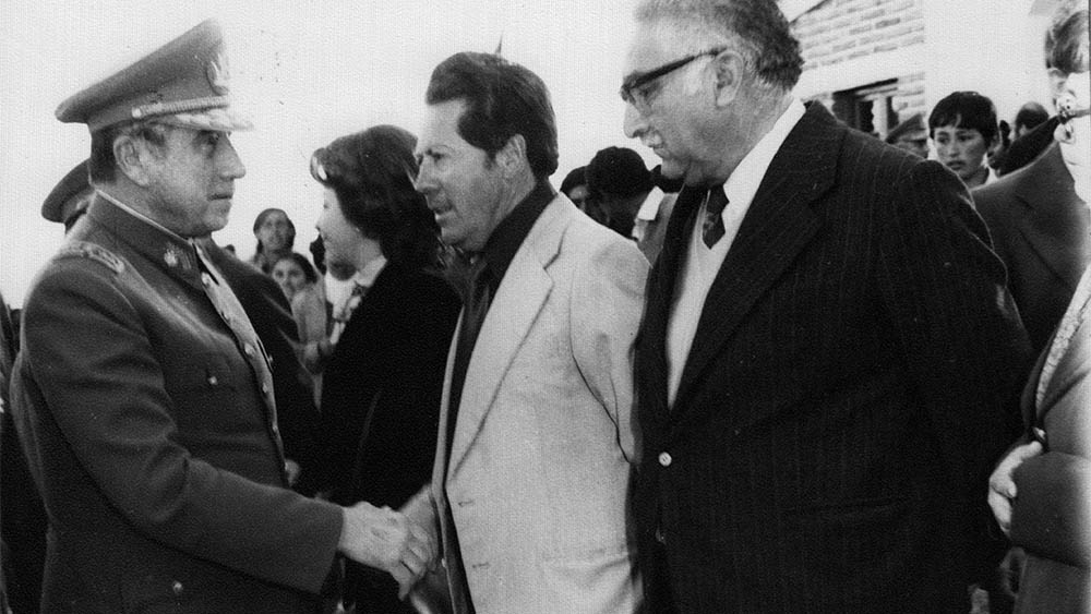 En la foto, el general Augusto Pinochet saluda al presidente del Comité Pro-Provincia, Osvaldo Vidal Vidal, el 3 de octubre de 1979. (Fotografía facilitada gentilmente por el señor Vidal para el libro "Camino al Progreso" en 2015)