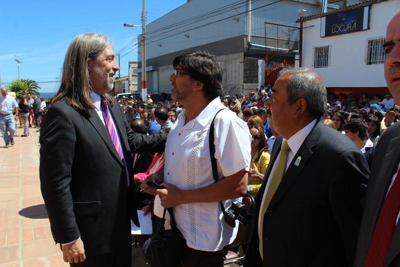 El senador Juan Pablo Letelier conversa con el alcalde de Recoleta Daniel Jadue, en la ceremonia de inauguración del edificio consistorial de Pichilemu, el 22 de diciembre pasado.