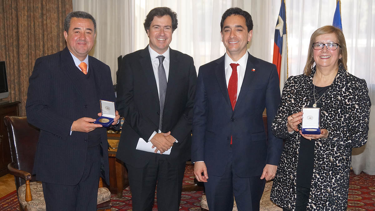 Alcalde Guajardo, Diputados Espejo y Núñez y Directora colegio Población
