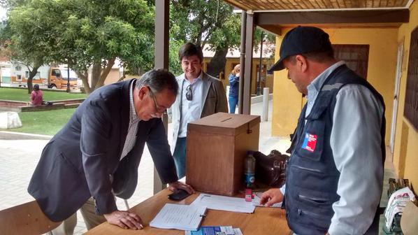 El alcalde de Navidad, Horacio Maldonado Mondaca, sufraga en la elección de COSOC del Minvu.