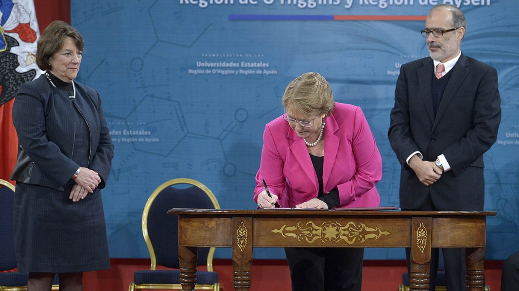 Bachelet promulga creación de universidad de O'Higgins y Aysén, 3 ago 2015 web}