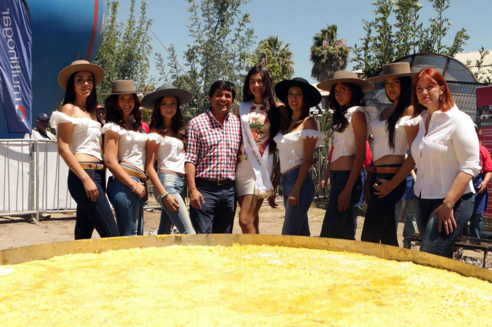 Las candidatas a Reina de la Vendimia de Santa Cruz, junto al alcalde William Arévalo, la Miss Universo Chile Hellen Toncio, y la Gobernadora de Colchagua, Carolina Cucumides.