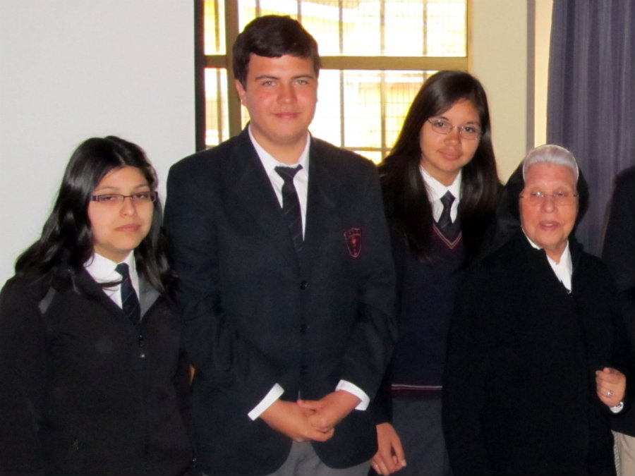 Carolina Jorquera (tercera de izquierda a derecha) participó en los debates de inglés a nivel regional, en 2011, alcanzando el segundo lugar. En la foto aparece parte del grupo y la directora del colegio Madre Loreto Fuentes.