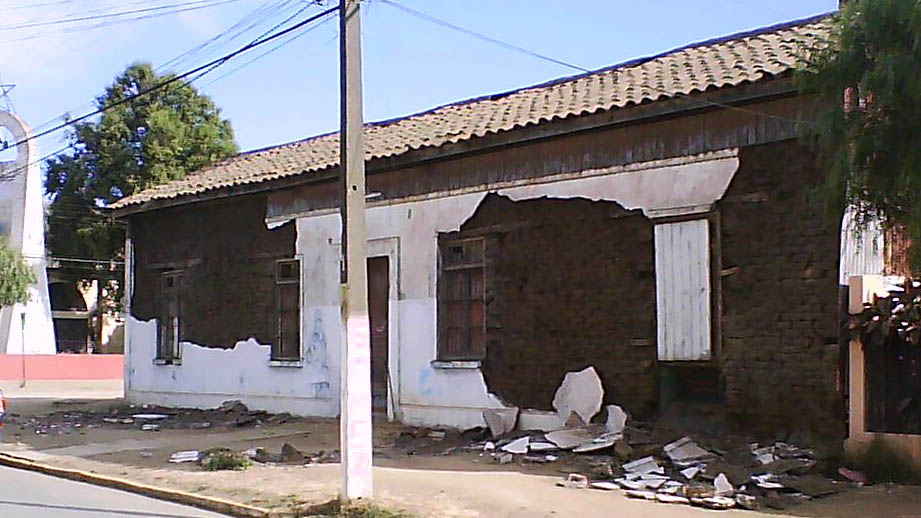Esta casa, ubicada frente al Juzgado de Pichilemu en calle Dionisio Acevedo, resultó con su fachada dañada. Años después fue demolida.