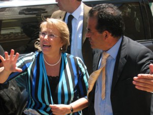 Michelle Bachelet junto al alcalde de Pichilemu, Roberto Córdova. Foto: Diego Grez.