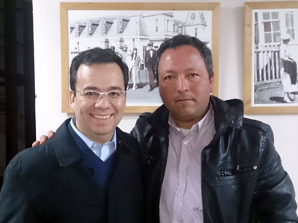 Valenzuela junto al actual Ministro de Economía, Luis Felipe Céspedes, durante su visita a Pichilemu.