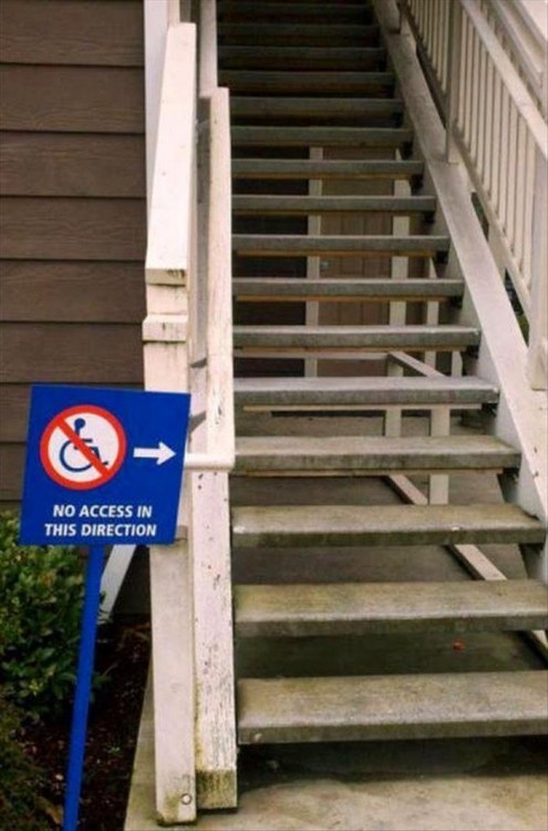 Letrero a un costado de unas escaleras señalando que no hay acceso 