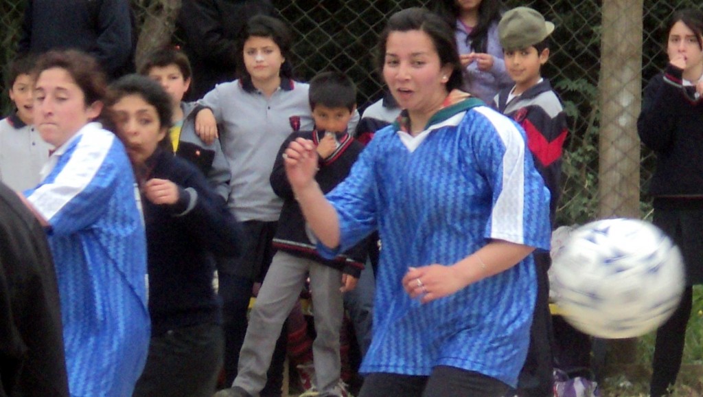 De izquierda a derecha: Mariela Pocha (4° Medio), Amaris Pueyes (2° Medio), y Susan Soto (4° Medio); participando en el partido de fútbol femenino entre las alianzas naranjo-amarillo y negro-calipso.