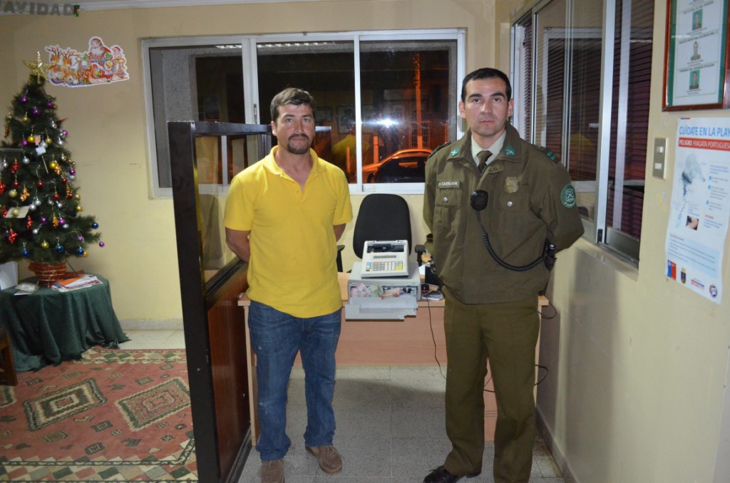 Francisco Reyes, comerciante, junto a la caja registradora robada, y el cabo primero David Castillo. (Foto: Jorge Nasser Guerra)