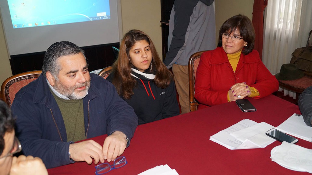 El director del liceo, Sergio Vildósola, la alumna beneficiada, y la jefa de Daem, Alejandra Quezada.