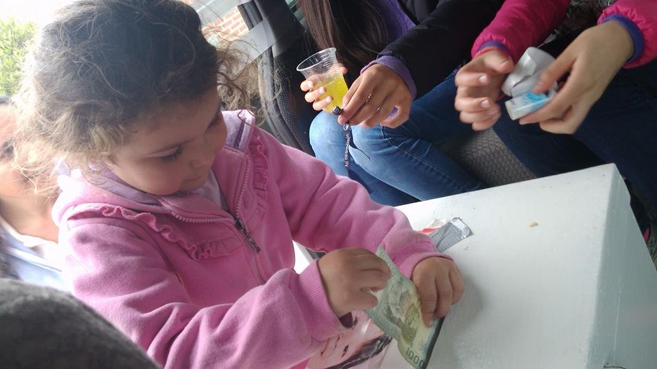 Una niña realiza su donación a la Teletón en un móvil urbano en Pichilemu. (Fotografía: Katherine Becerra/Facebook)