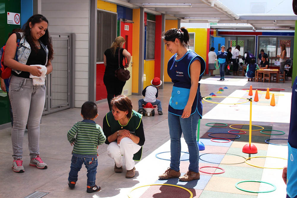 Analía Díaz Segura asistió junto a su hijo al nuevo jardín infantil.