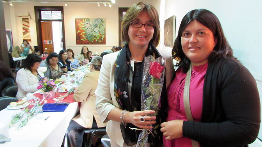 Gobernadora Nuñez y vecina, 10 mar 2015