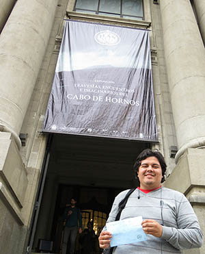 Diego Grez, en la Biblioteca Nacional, sostiene los recibos de depósito legal de los libros.