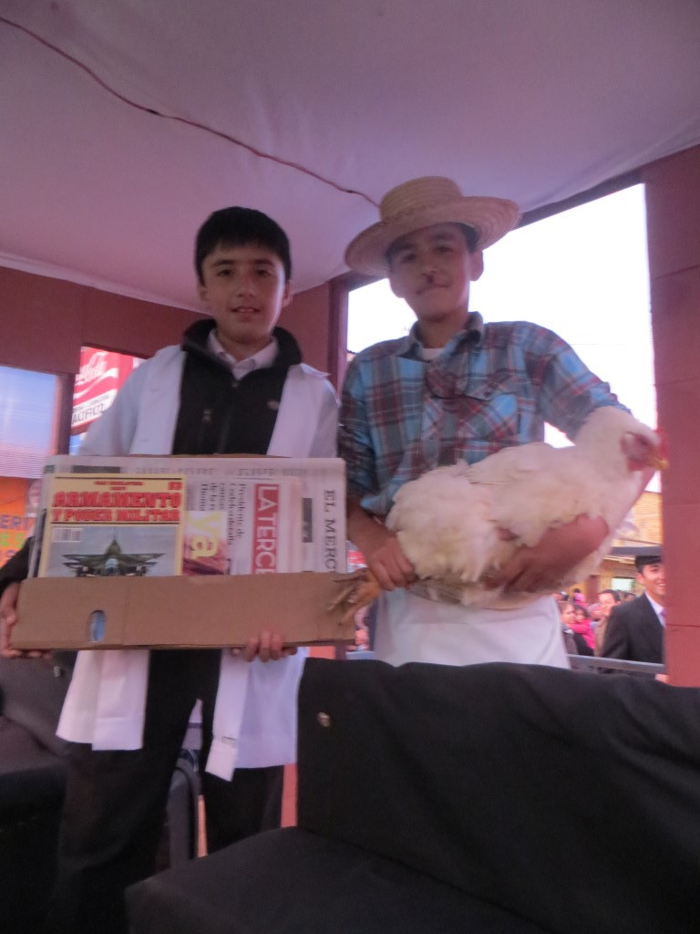 Un niño suplementero, y otro con una gallina, posan para una foto, del tren de la Academia de David González.