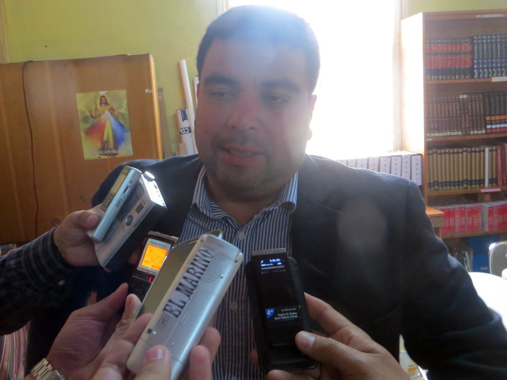 Juan Ramón Godoy, director regional de la Superintendencia de Educación Escolar, es entrevistado por los medios pichileminos.