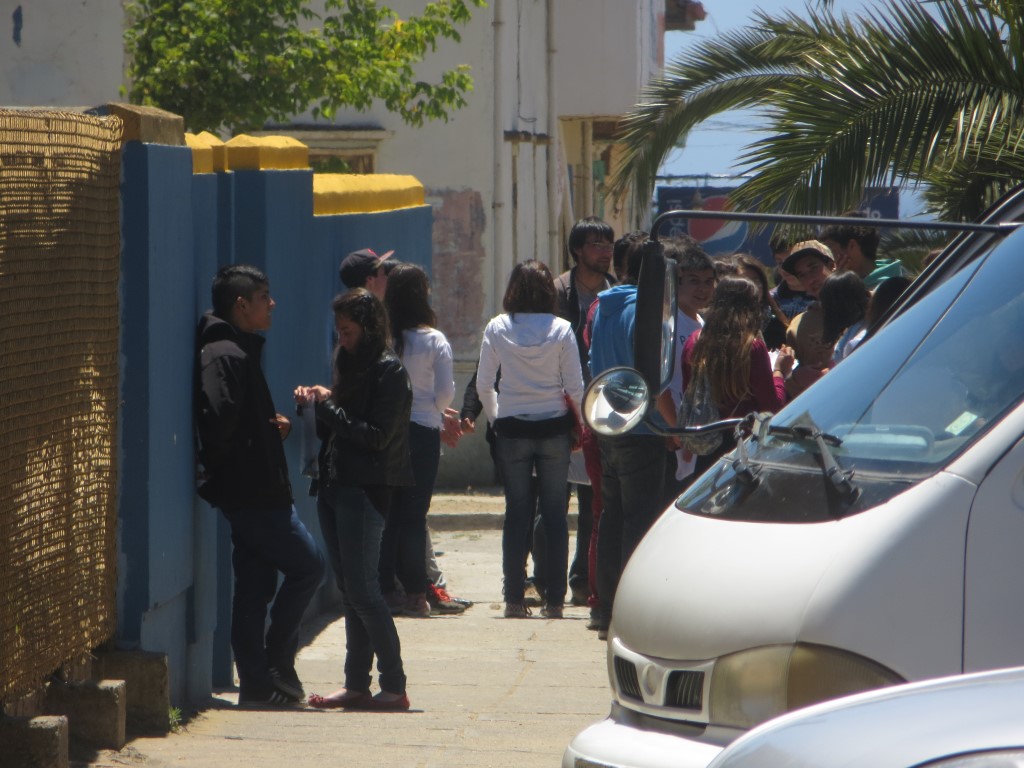 Estudiantes esperan ingresar al Liceo Agustín Ross, para rendir la prueba de ciencias.