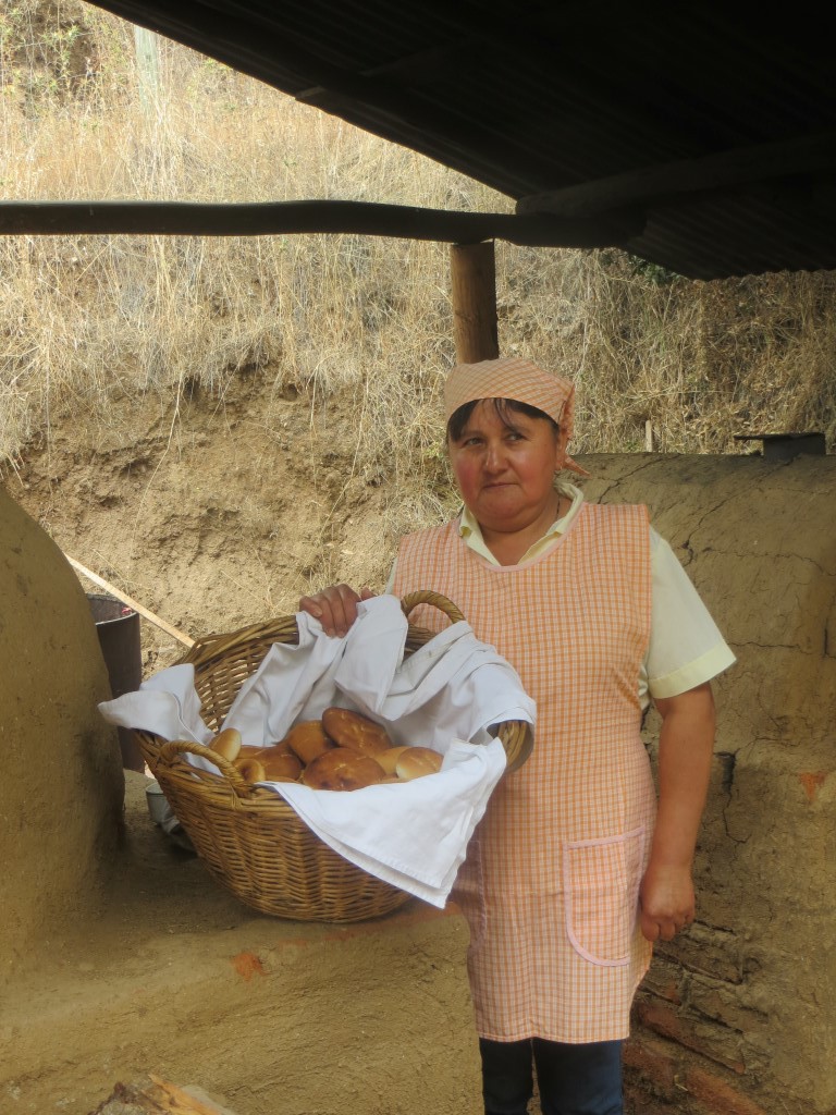 María Rossel nos muestra el rico pan amasado que preparan con cariño todos los días.