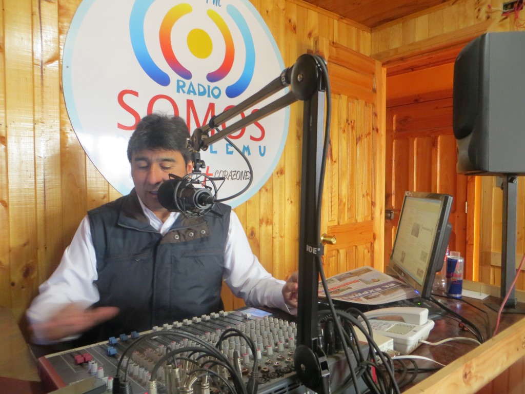 Jorge Vargas, luego de su renuncia —en un triste episodio de la historia de Pichilemu—, se dedicó de lleno a laborar en su radio.