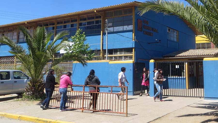 Estudiantes de toda la provincia llegan al Liceo Agustín Ross a rendir la PSU. Foto: Archivo El Marino.
