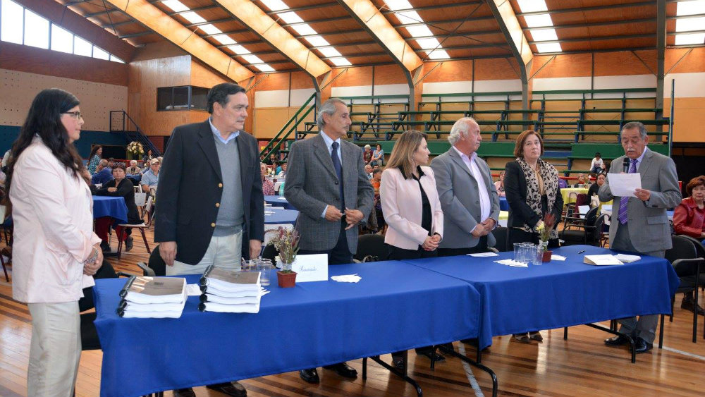 La secretaria municipal Patricia Arias, los concejales Carlos Ortega, Lautaro Farías, Margarita Madrid, Fidel Torres y Zoemia Abarca, junto al alcalde Horacio Maldonado.