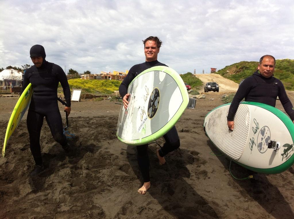 Ramón Navarro, Amaro Gómez-Pablos, y Enrique Navarro se preparan para surfear en Punta de Lobos. (Foto: Paul van Treek/Twitter)