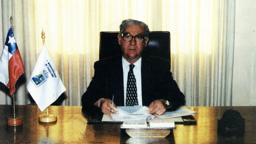 Cornejo mientras se encontraba al mando del municipio de Pichilemu, en 1996. Foto: Archivo El Marino.
