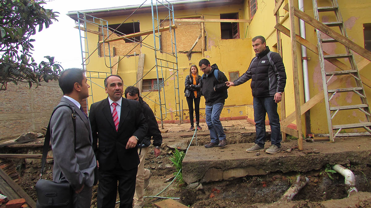 Fotografía de julio de 2015, en que autoridades visitan las proyectadas instalaciones de la PDI en Pichilemu.