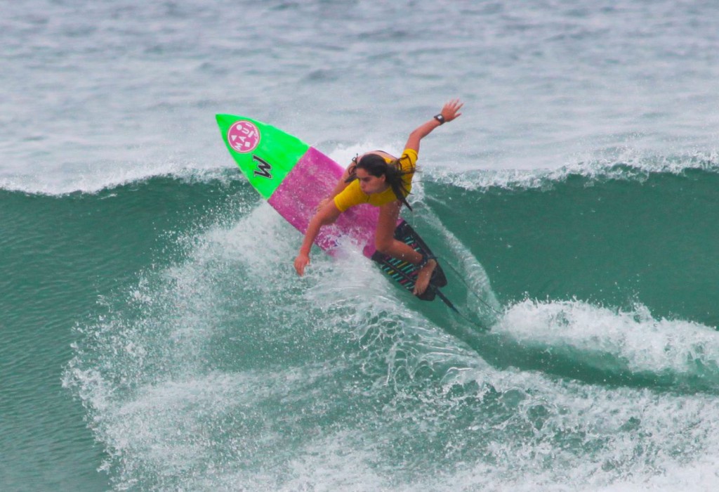 Vania Torres, surfista peruana. (Fotografía cortesía Maui and Sons)