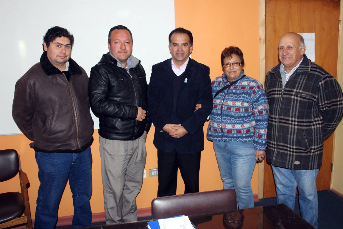 Miembros de la actual directiva de la Cámara de Comercio con el alcalde de Pichilemu, Roberto Córdova.