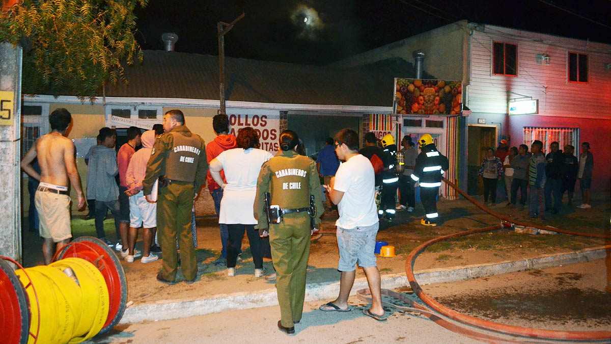 Principio incendio local Dionisio Acevedo enero 2016