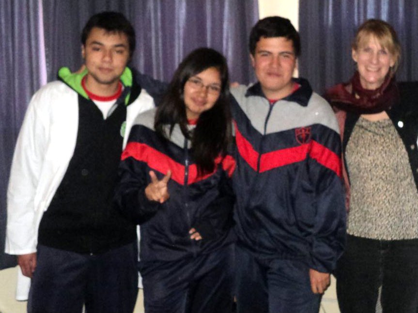 Carolina Jorquera junto a algunos de sus amigos de colegio.