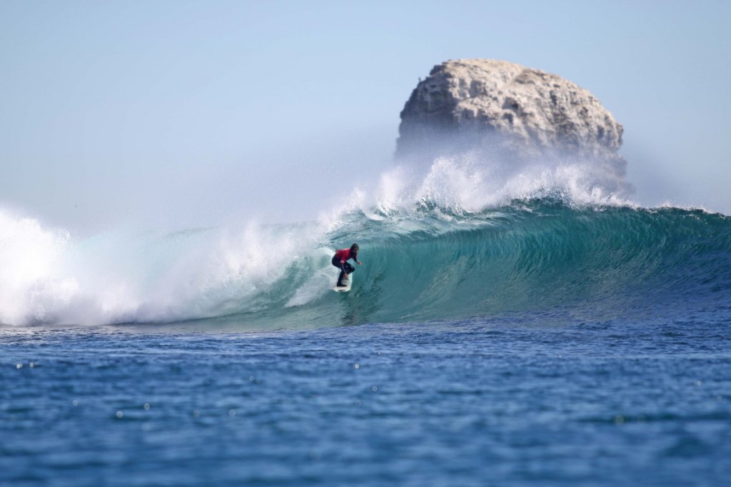 Surfista monta una ola en Punta de Lobos - copia