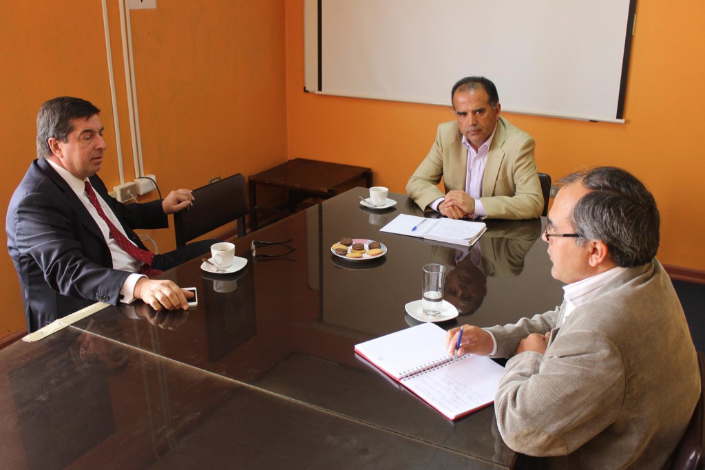 De izquierda a derecha, Juan Carlos Oliver, Gerente Zona Sur CGE; el Alcalde Roberto Córdova, y Patricio Reyes Jefe de Mantenimiento y Construcción de Santa Cruz CGE.