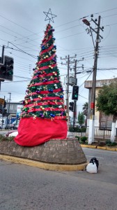 El cuestionado árbol de navidad. (Foto: Marcelo Blanco)