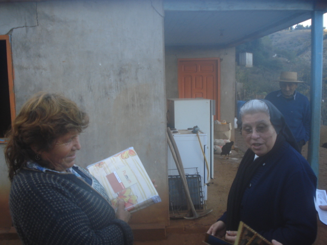 En la imagen, la Madre Loreto (derecha) junto a una campesina, en 2010.