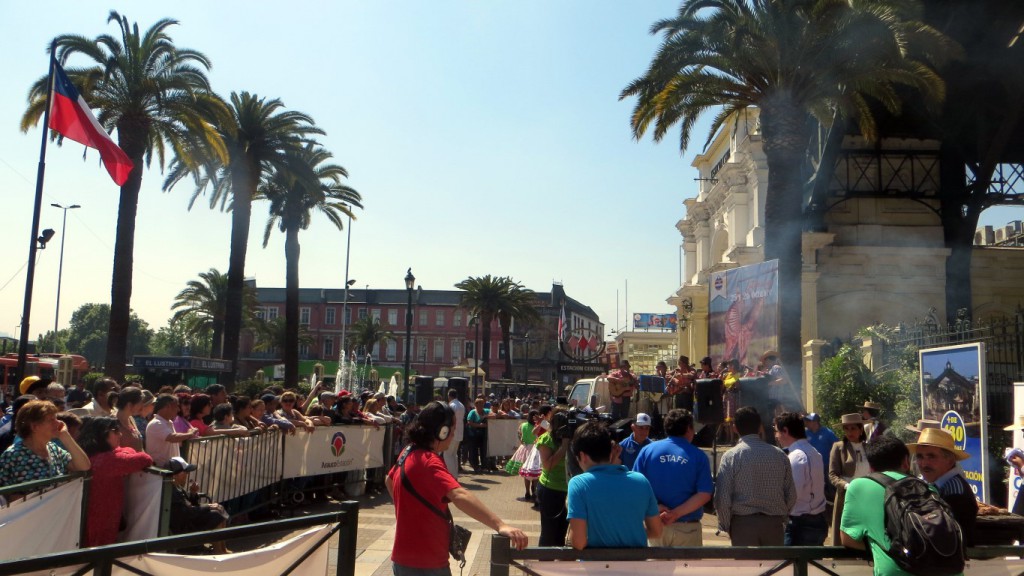 Decenas de personas se apostaron frente a la Estación Central, para presenciar la presentación de la Fiesta del Cordero de Litueche.