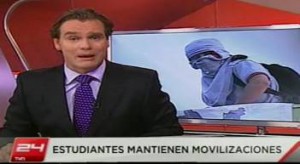 El periodista Amaro Gómez-Pablos presenta una noticia con la imagen del encapuchado a su espalda.