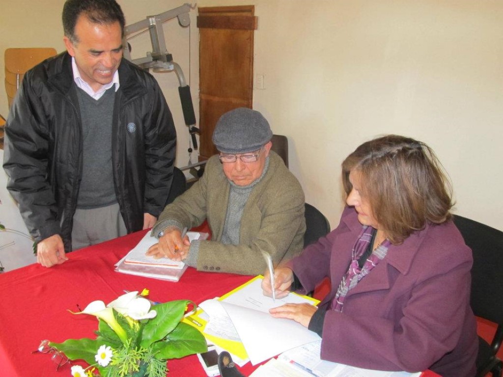 Entrega de subvención a la Unión Comunal de Adultos Mayores, 2012.