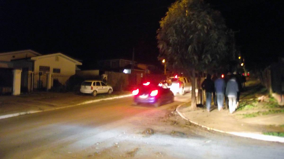 Vehículos y jovenes evacúan hacia el Cerro La Cruz de Pichilemu.