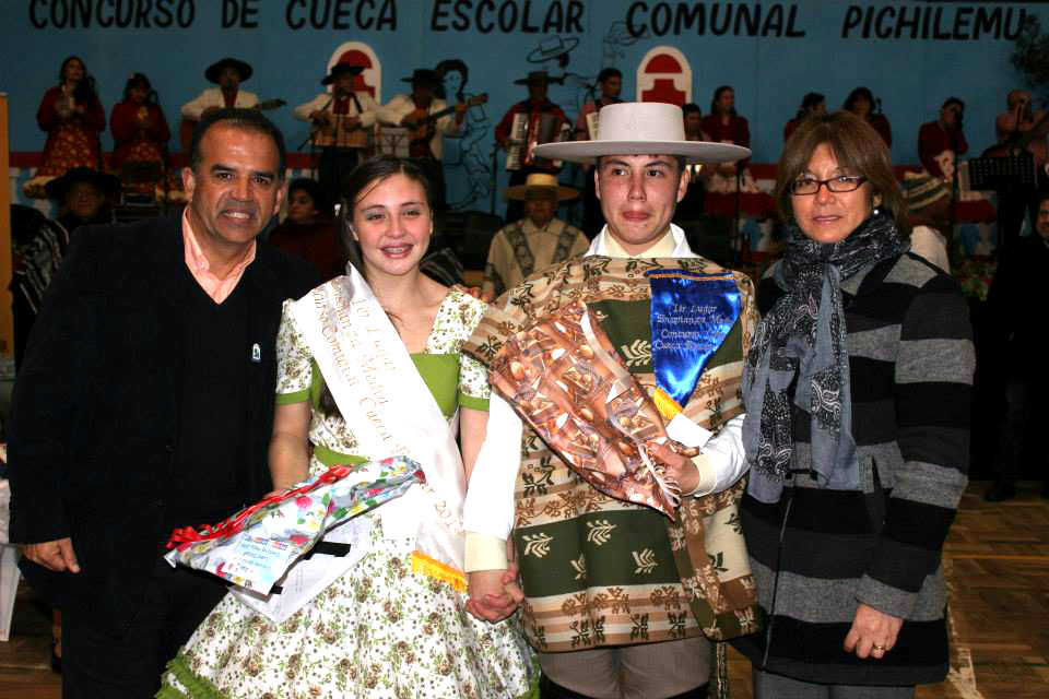 Los hermanos Aravena, junto al alcalde Roberto Córdova y la gobernadora Teresa Núñez, al obtener el título de campeones comunales, categoría enseñanza media, en septiembre pasado.
