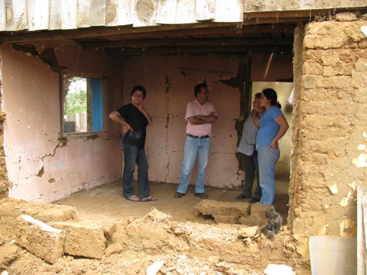 Visitando los sectores rurales tras el terremoto de 2010.