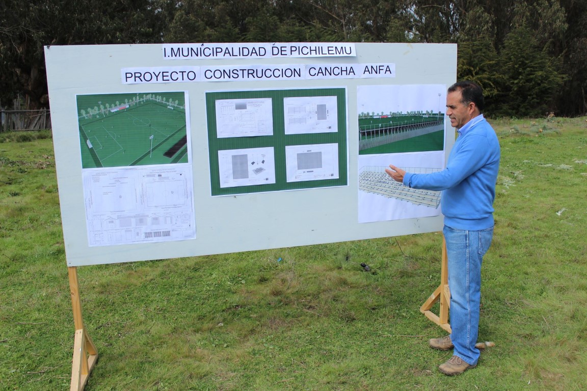 Presentando el proyecto de construcción de la renovada Cancha ANFA, en el sector de la Avenida Cáhuil.